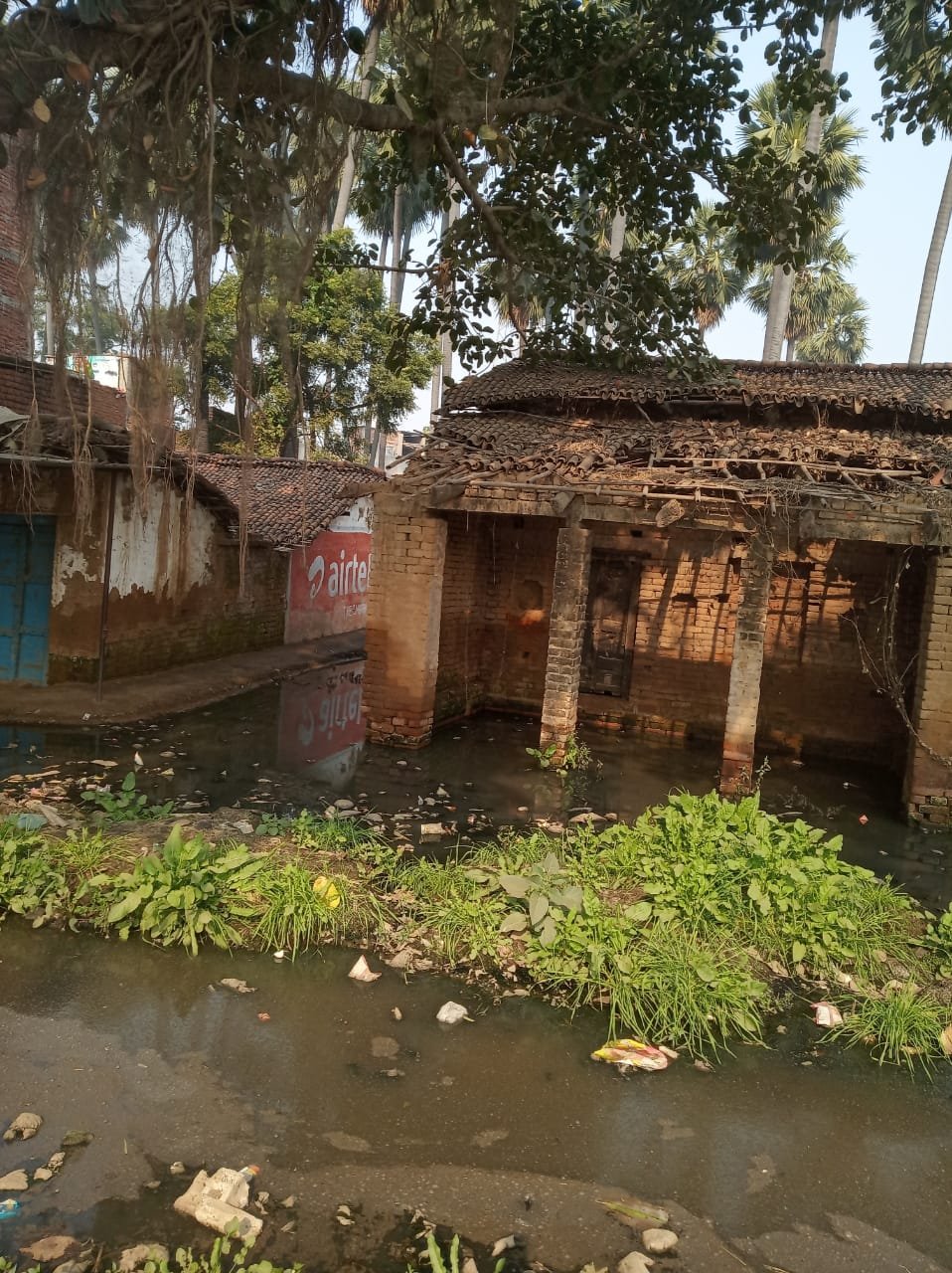 नहीं निकल रहा है नाली का पानी, नाली निर्माण कराने की मांग 