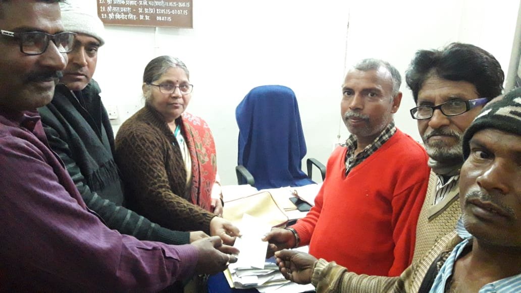 आपदा प्रबंधन के तहत दिया गया मुआवजा राशि का चेक