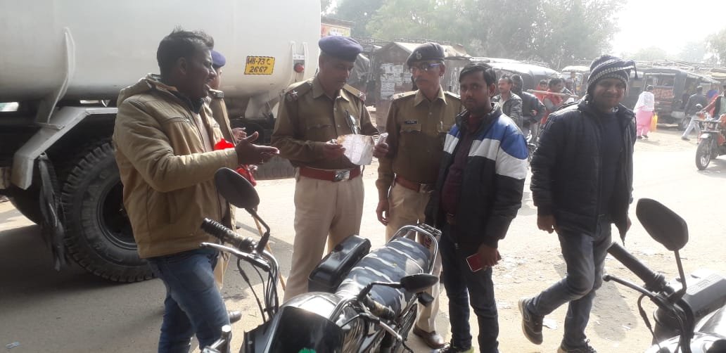 पुलिस ने चलाया वाहन जांच अभियान, दो पहिया वाहनों की जांच