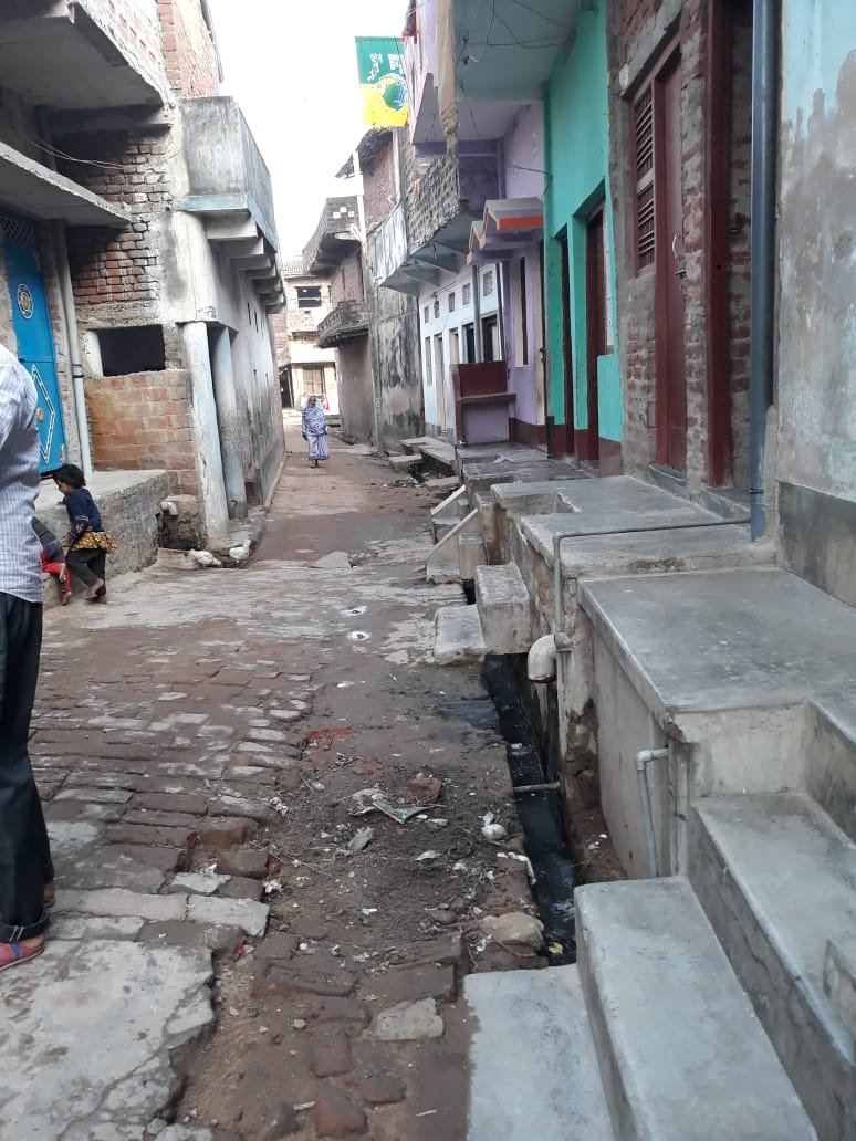 अतिक्रमण हटाकर सड़क निर्माण कराने की मांग