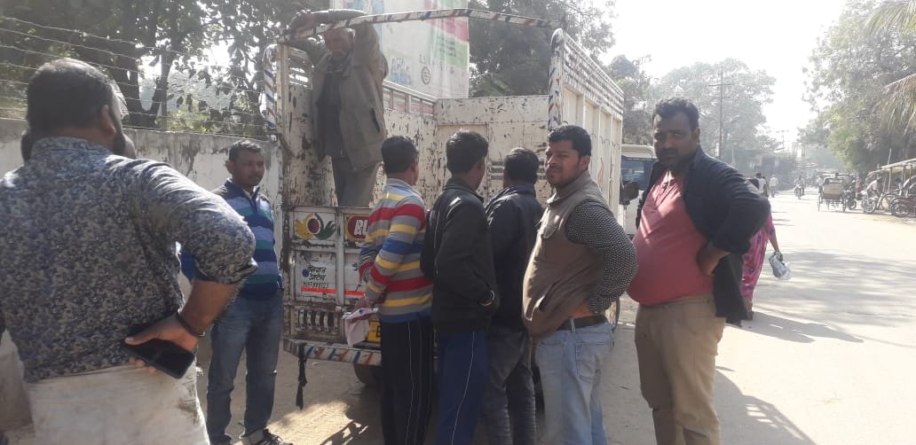 बालू लदा ट्रक पलटने से चालक की मौत