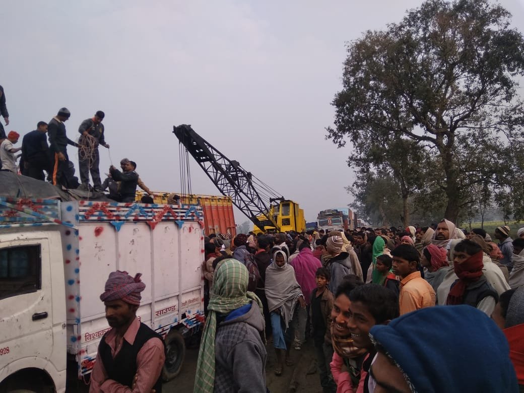 दो ट्रकों की आमने सामने टक्कर में खलासी की मौत, चालक गंभीर रूप से घायल