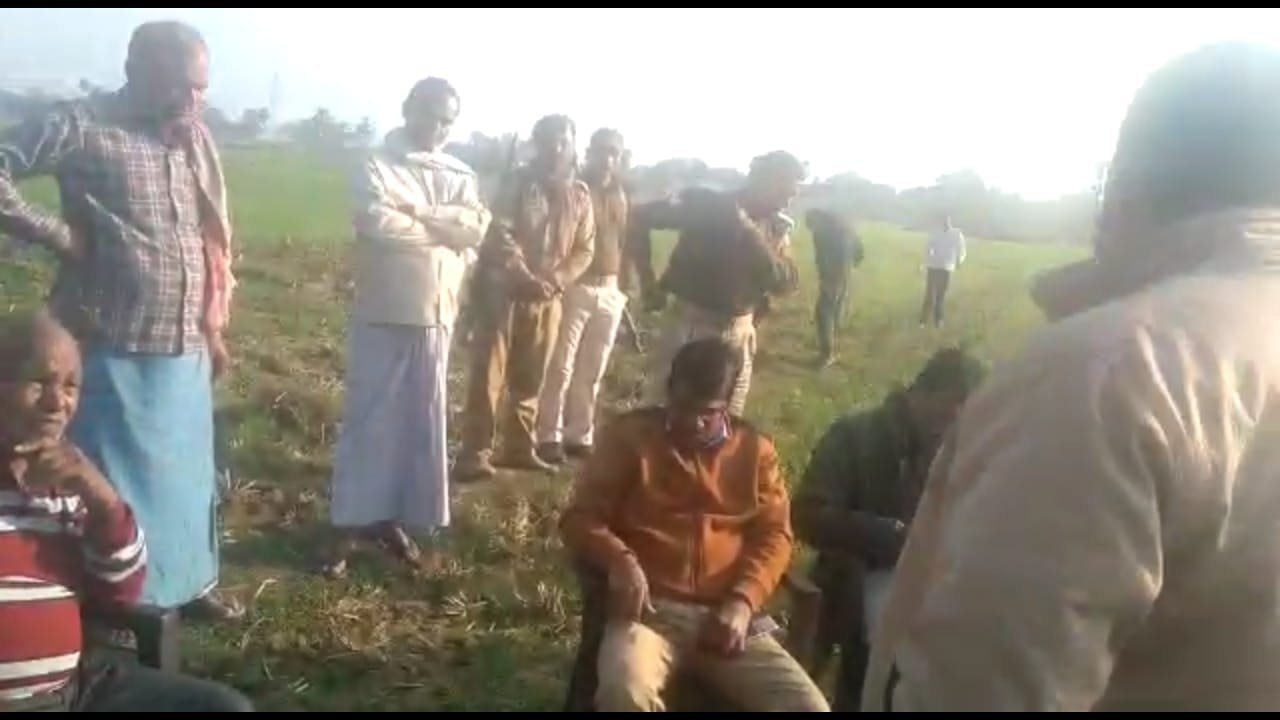 प्रशासन की मौजूदगी में खोदा गया गड्ढा