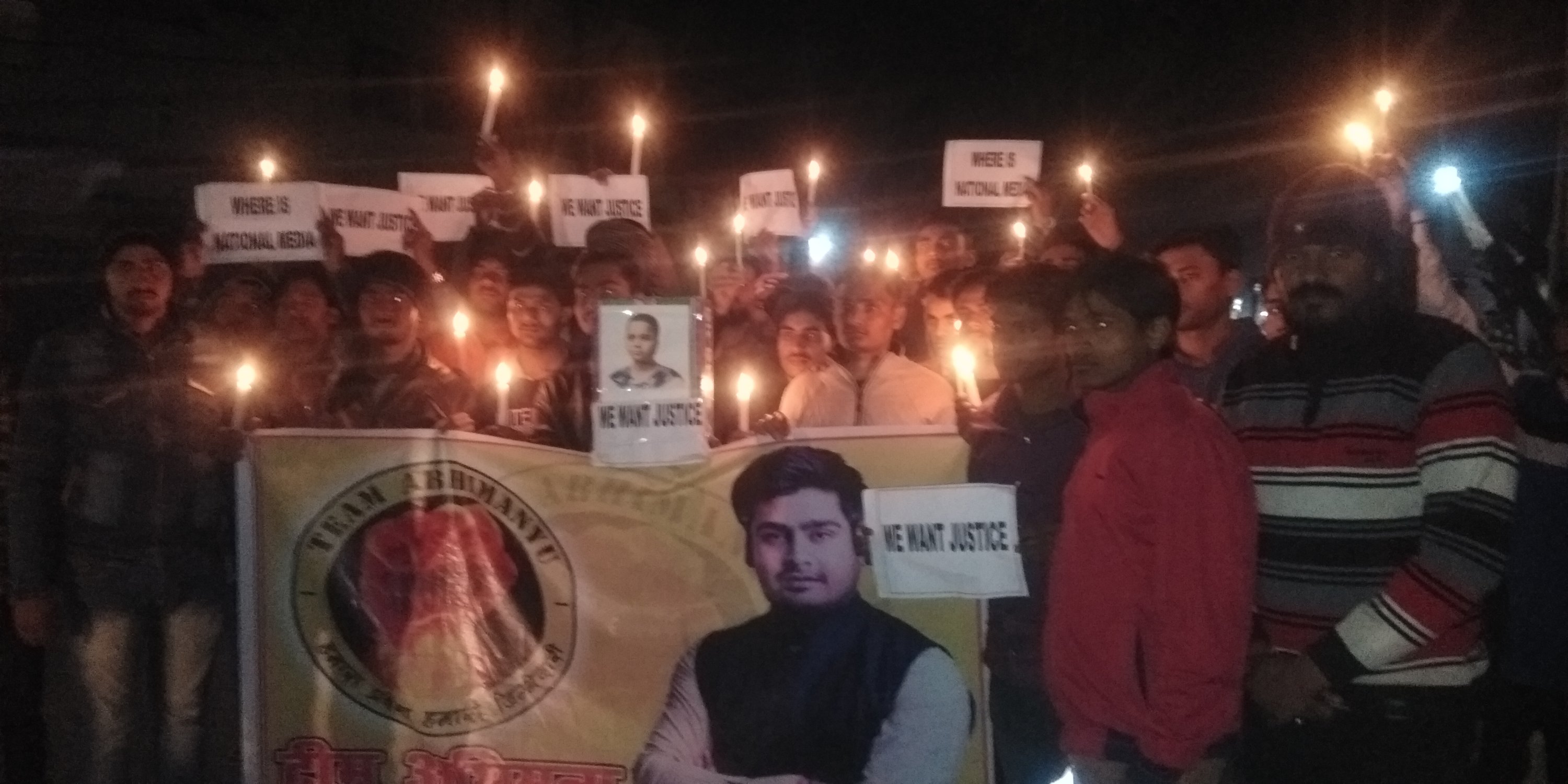 कैंडल मार्च निकालकर जताया गया रोष