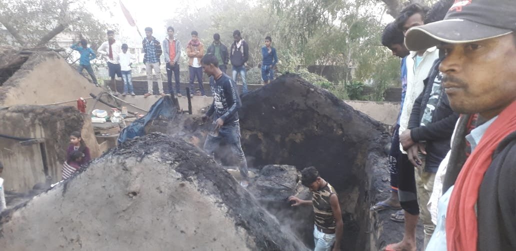 50 हजार नगद समेत पांच घर जलकर हुई राख