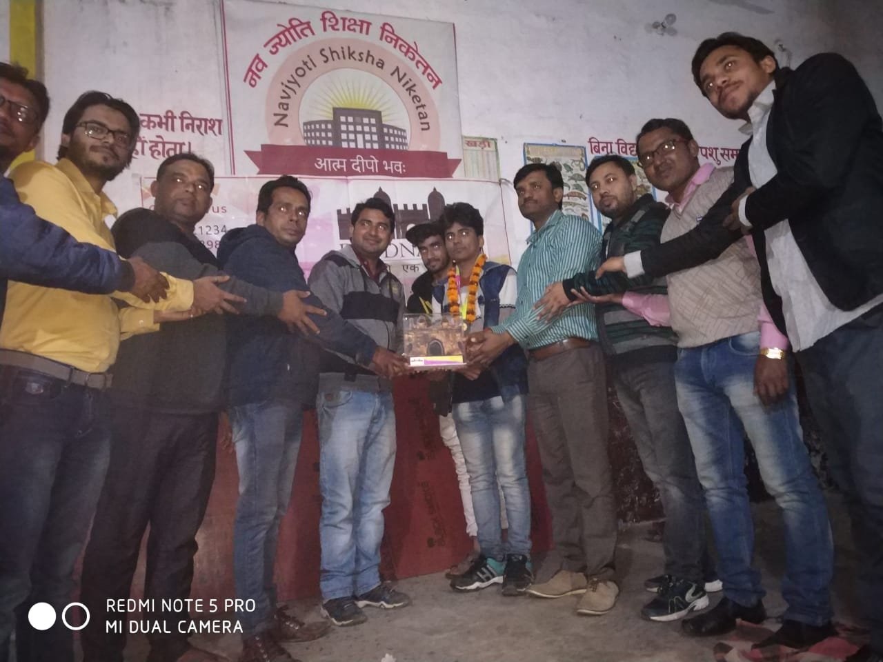 सिंगिंग स्टार ऑफ बिहार बनने पर मोंटी केशरी को दाउदनगर डॉट इन ने किया सम्मानित।