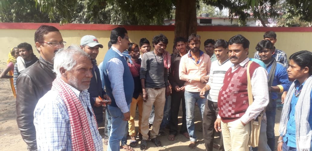 दिहाड़ी सफाई मजदूरों की हड़ताल टूटी, एनजीओ संचालक ने की वार्ता