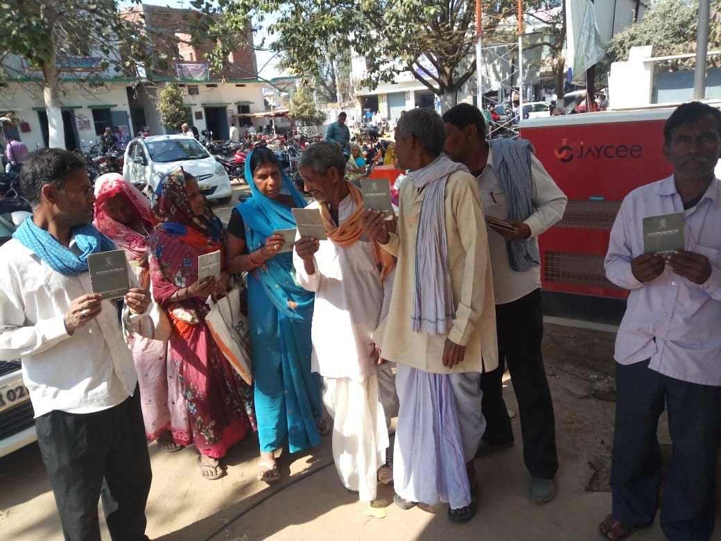 पदाधिकारियों को सौंपा आवेदन, राशन दिलाने की मांग