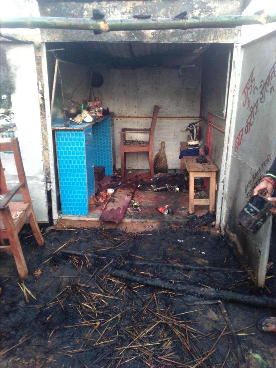 गुमटी में लगी आग ,समान जल का राख