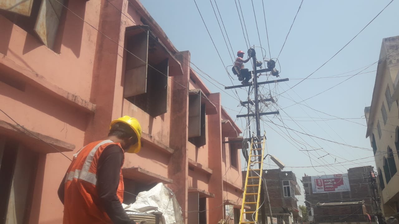  जोर शोर से बदले जा रहे हैं बिजली के जर्जर तार