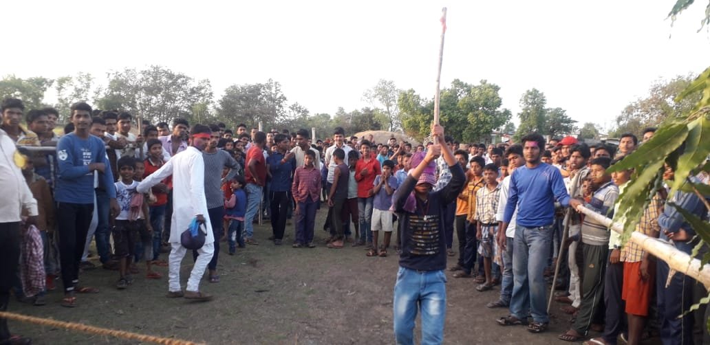 बुढ़वा मंगल पर मटका फोड़ प्रतियोगिताओं का हुआ आयोजन