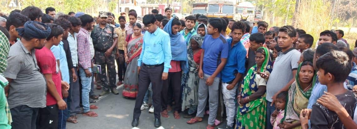 मुआवजे की मांग को लेकर किया सड़क जाम