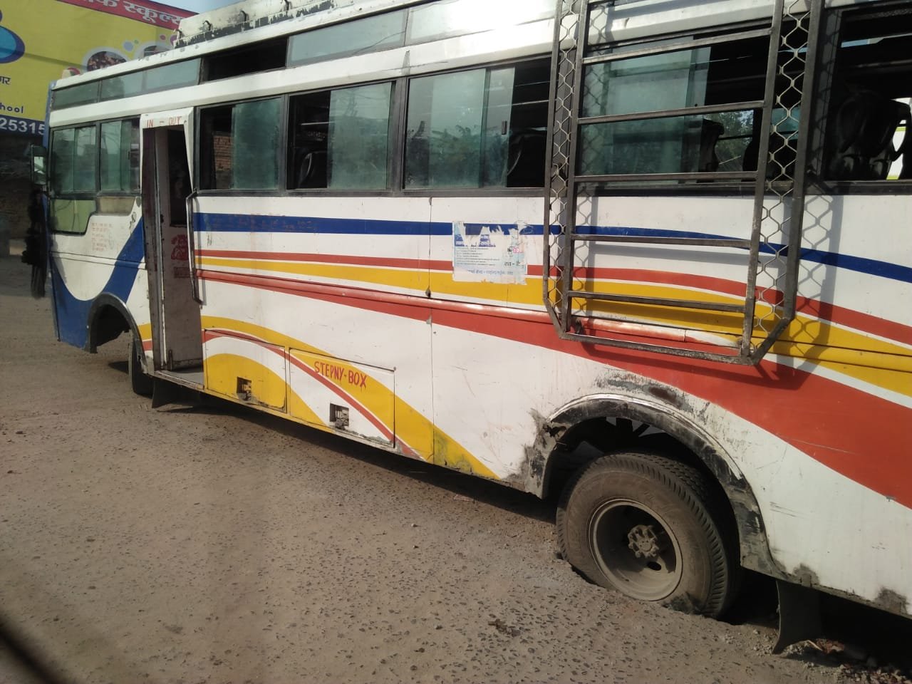  गड्ढे में फंस रहे वाहन, नहीं निकल रहा है समाधान