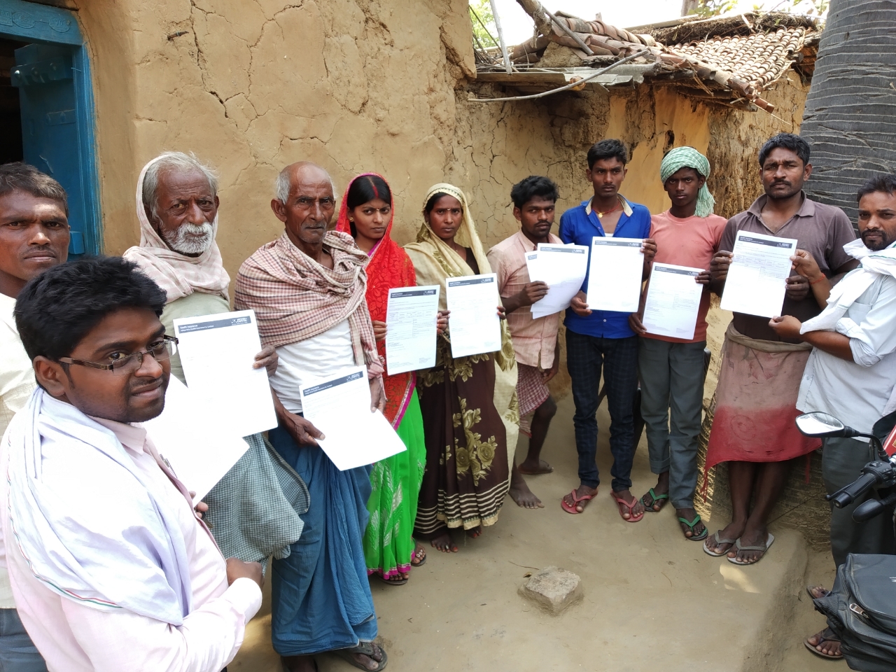 मनरेगा मजदूर संघ के कर्मियों को मिला एक लाख का बीमा