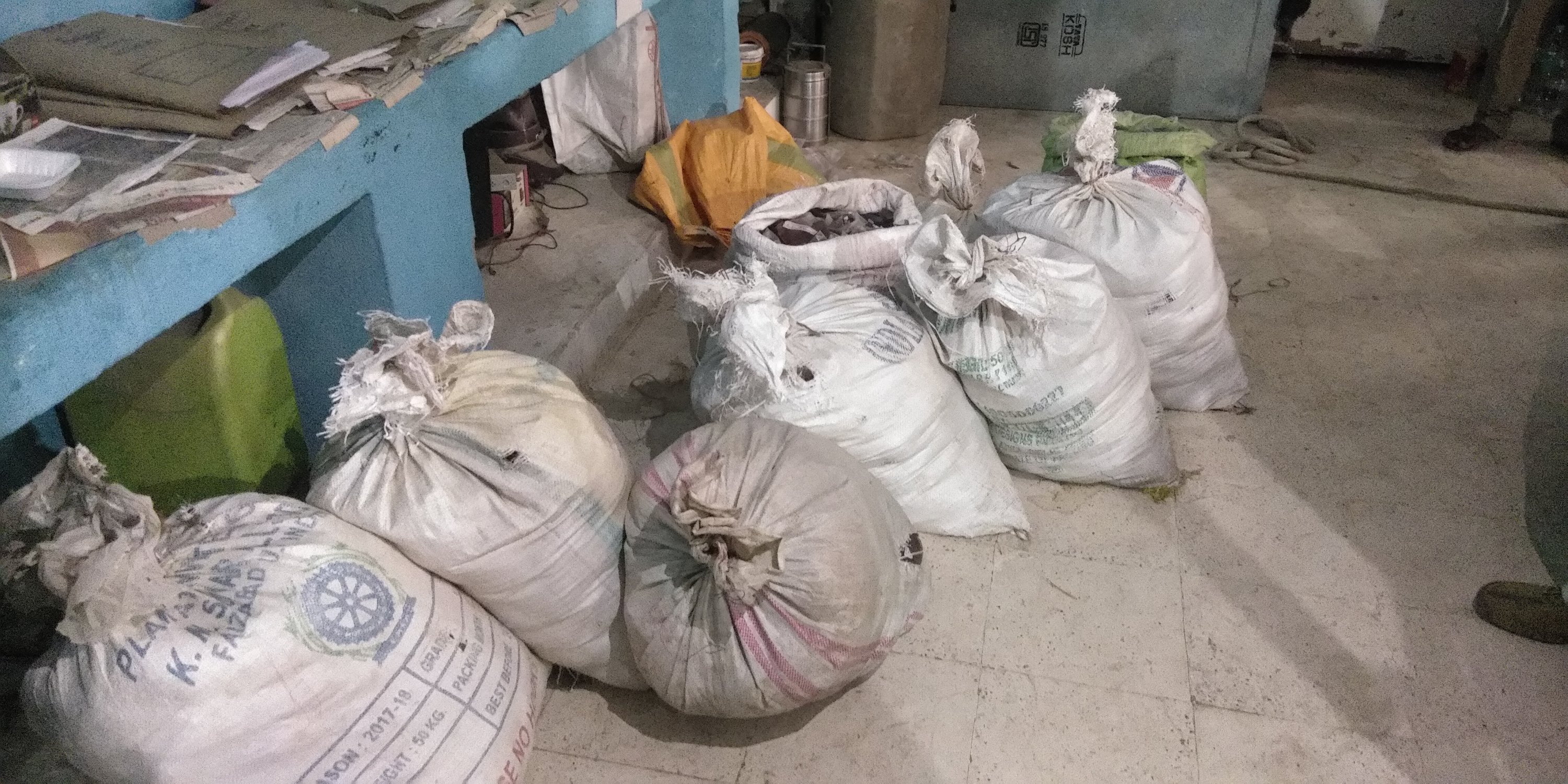 कार में शराब बरामद।