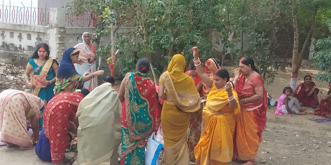 पति की दीर्घायु के लिए महिलाओं ने रखा वट सावित्री व्रत