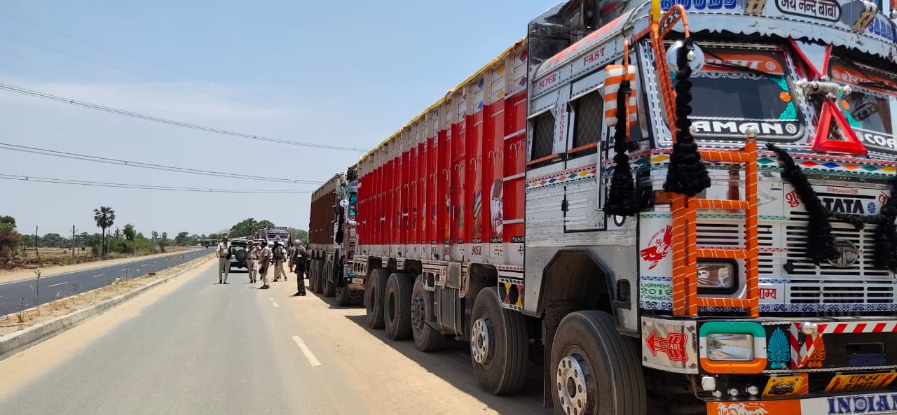 जब्त किये गये बालू लदे 31ओवरलोडेड ट्रक