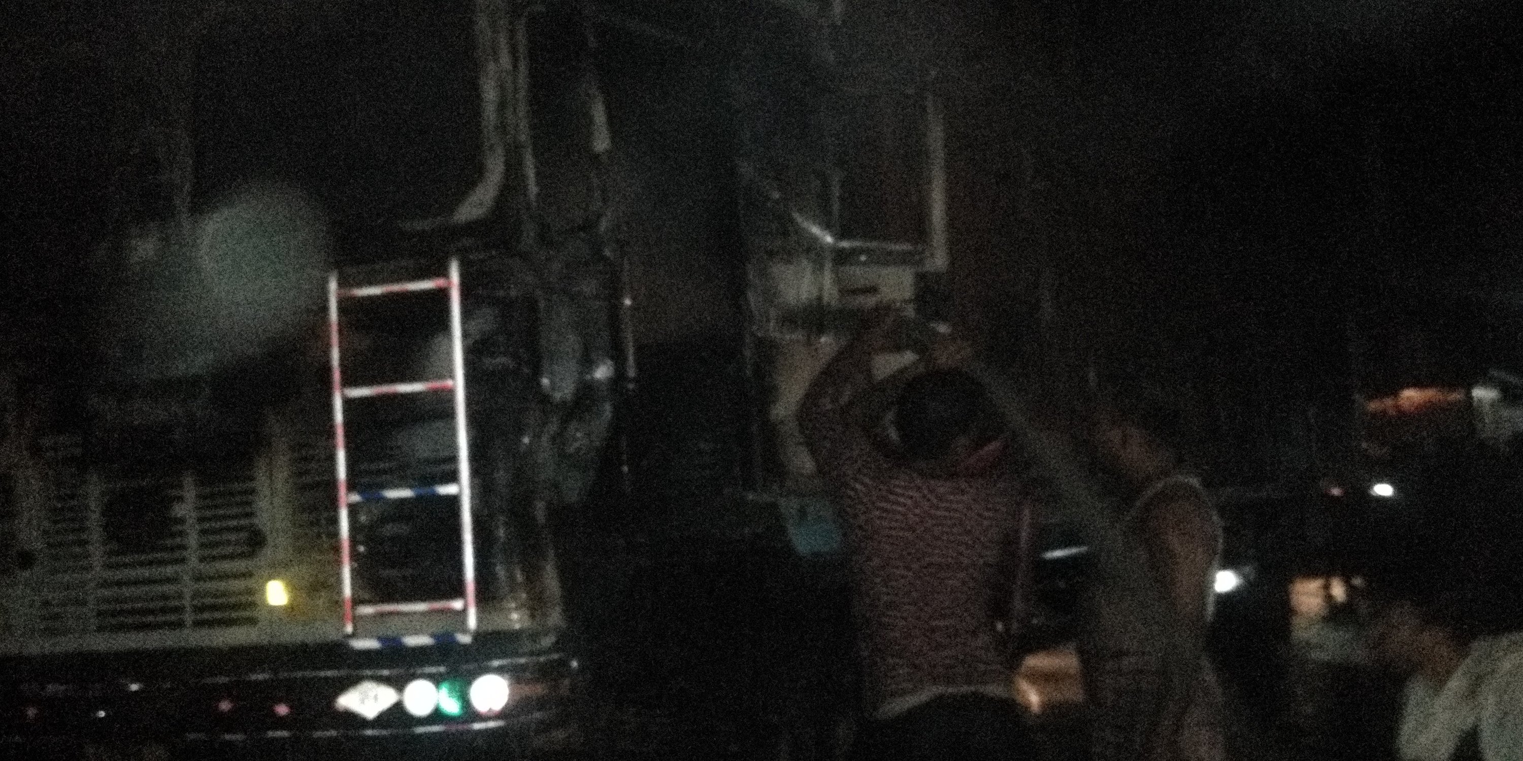 और धु धु कर जल उठा ट्रक