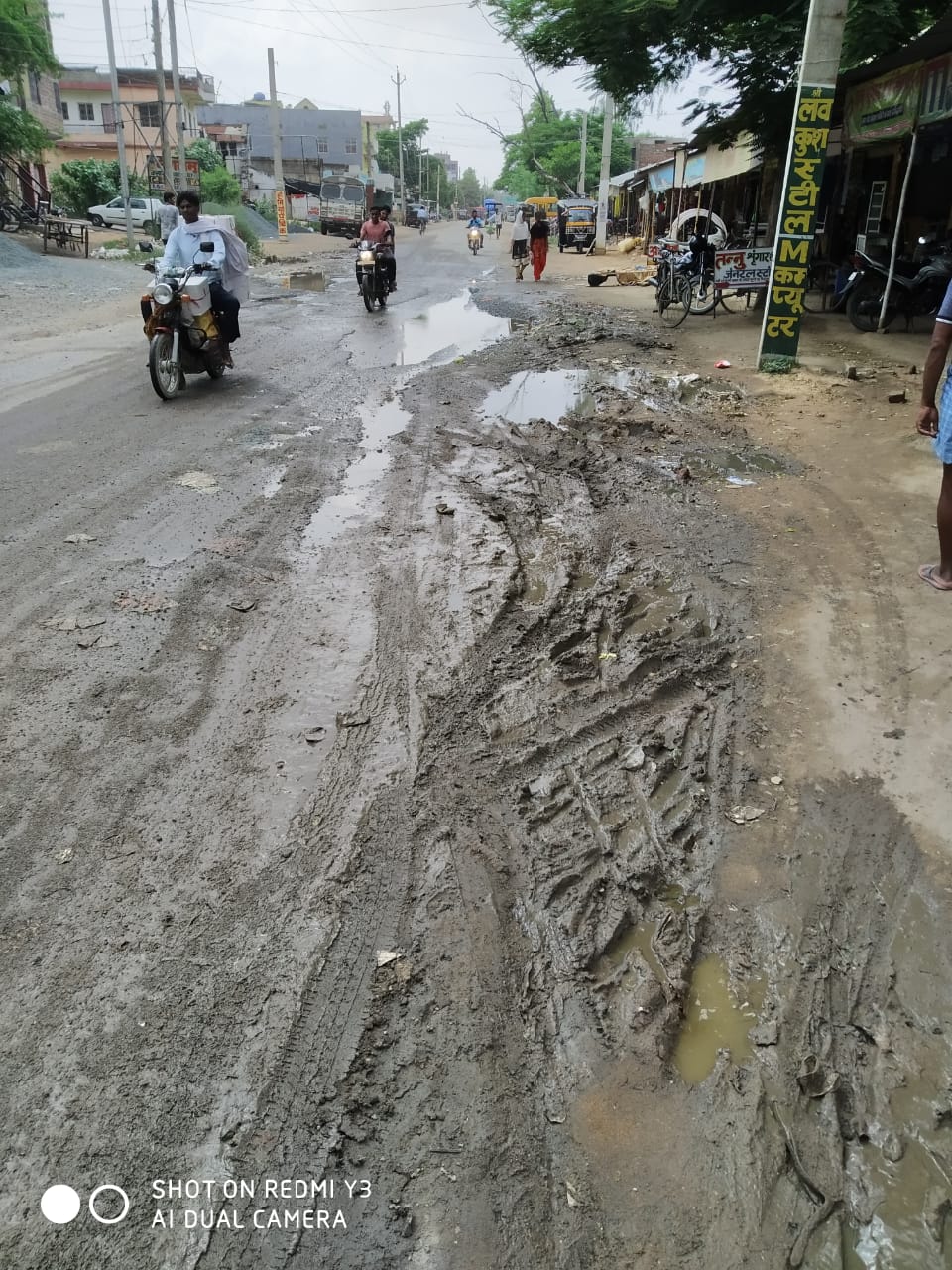 सड़क पर ही बह रहा नाली का पानी ,हो रही परेशानी