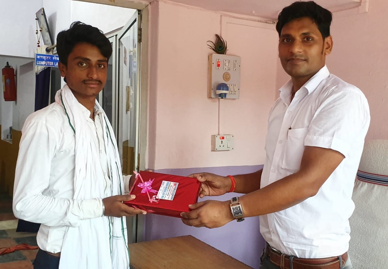 प्रबुद्ध भारती के कलाकार मुकेश कुमार को किया गया सम्मानित