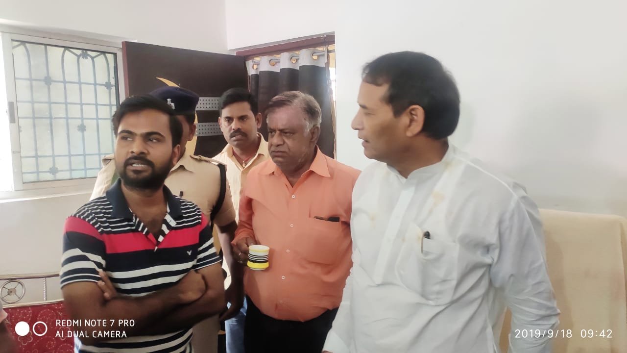 लोक कलाकारों ने सांसद से मिलकर लोकोत्सव कराने के लिए पहल करने का किया मांग।