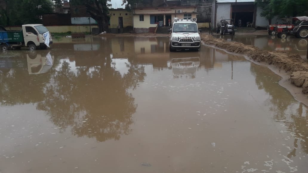 नगर परिषद परिसर हुआ पानी पानी।