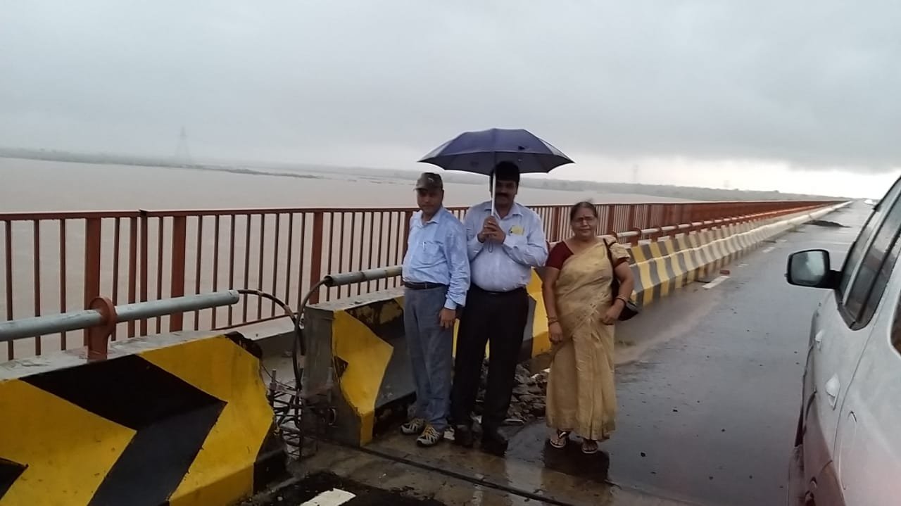 सोन नदी का बढ़ा जलस्तर, पदाधिकारियों ने किया निरीक्षण