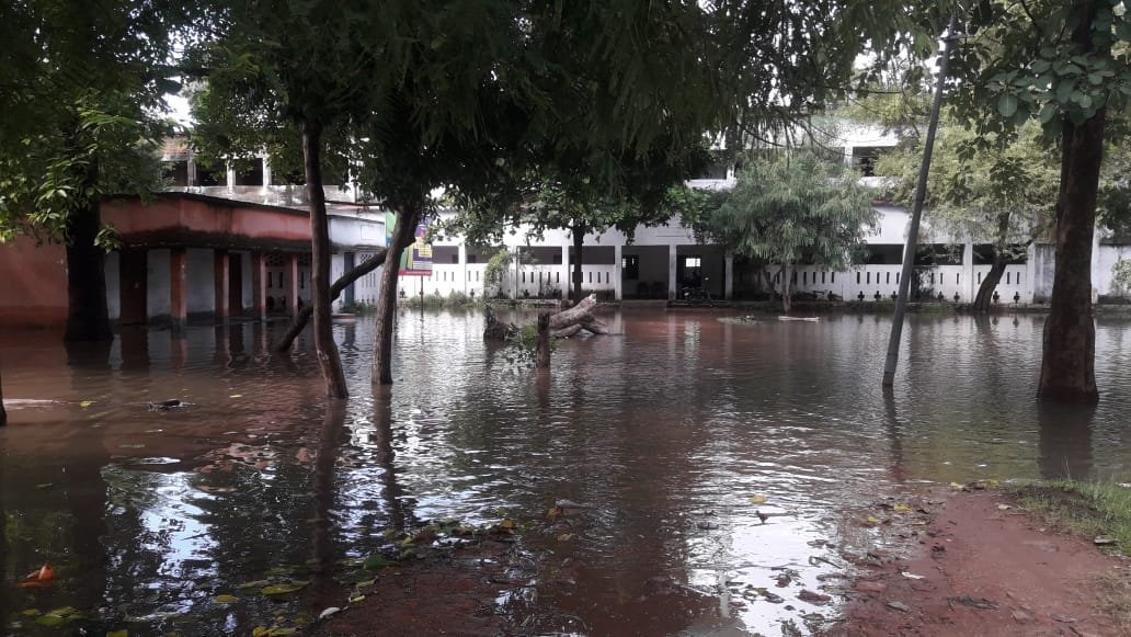 बालिका इंटर स्कूल में उत्पन्न है जलजमाव,हो रही परेशानी