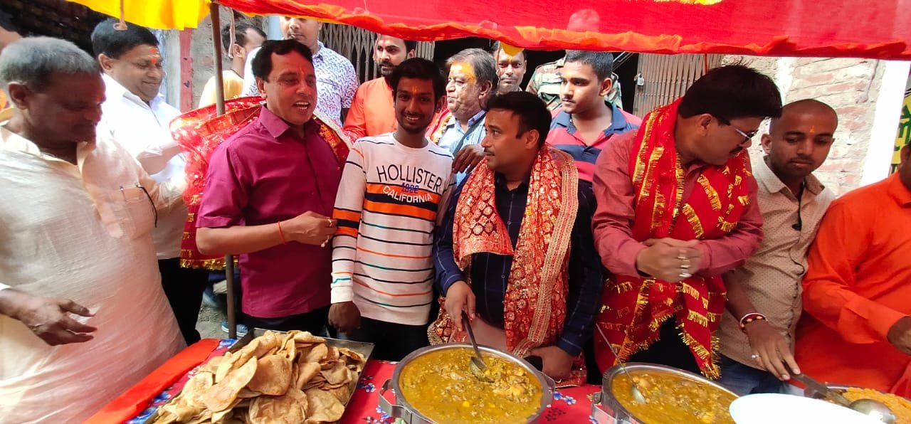 विजयादशमी के अवसर पर हुआ भंडारा ,श्रद्धालुओं ने किया प्रसाद ग्रहण