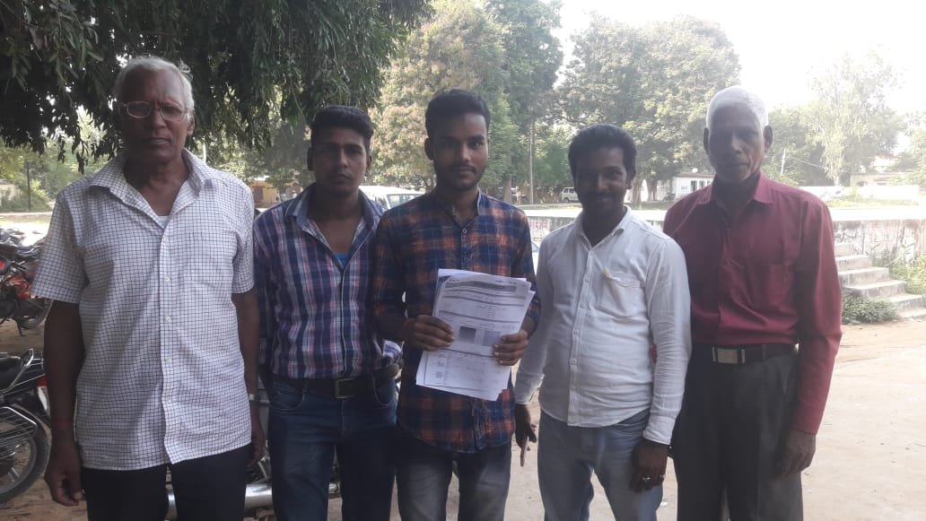 लाइब्रेरी निर्माण कराने की मांग को लेकर ग्रामीण पहुंचे प्रखंड कार्यालय