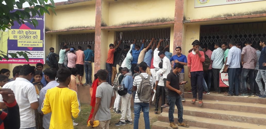 नामांकन के लिए दिखा गहमागहमी का माहौल