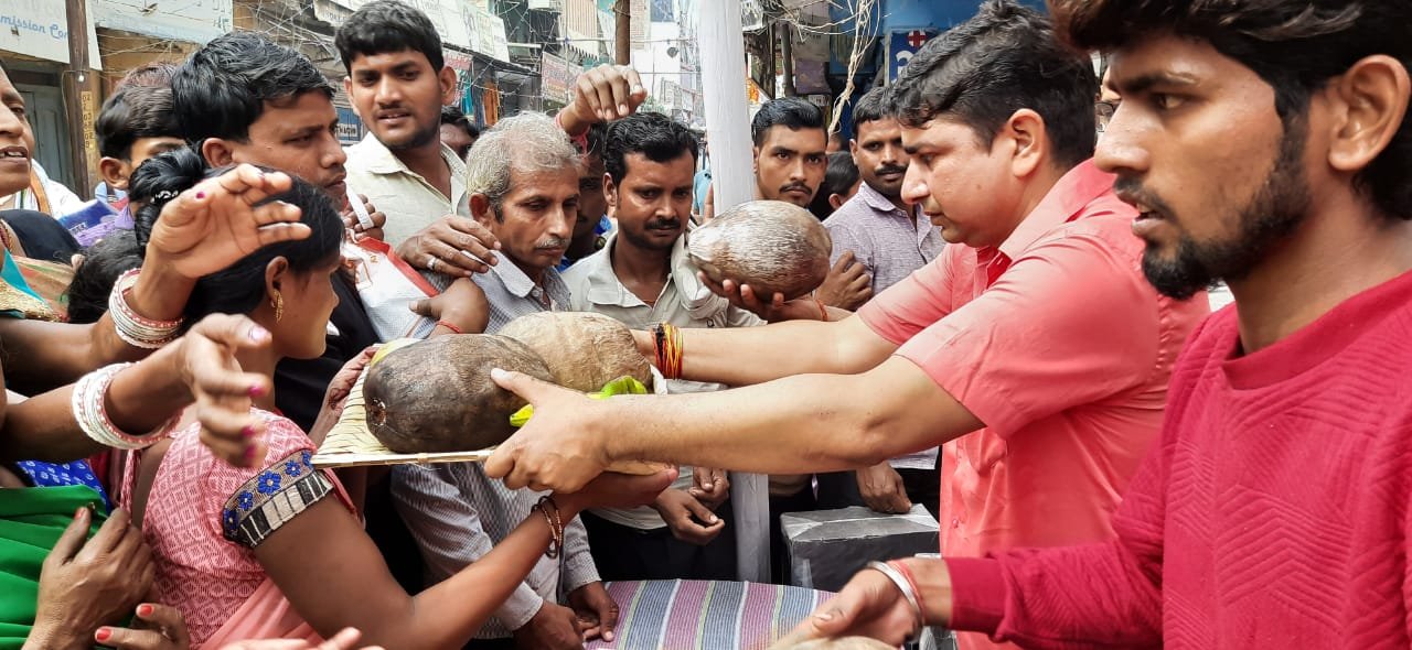  डॉ प्रकाश चंद्रा के सौजन्य से किया गया फल व सूप का वितरण