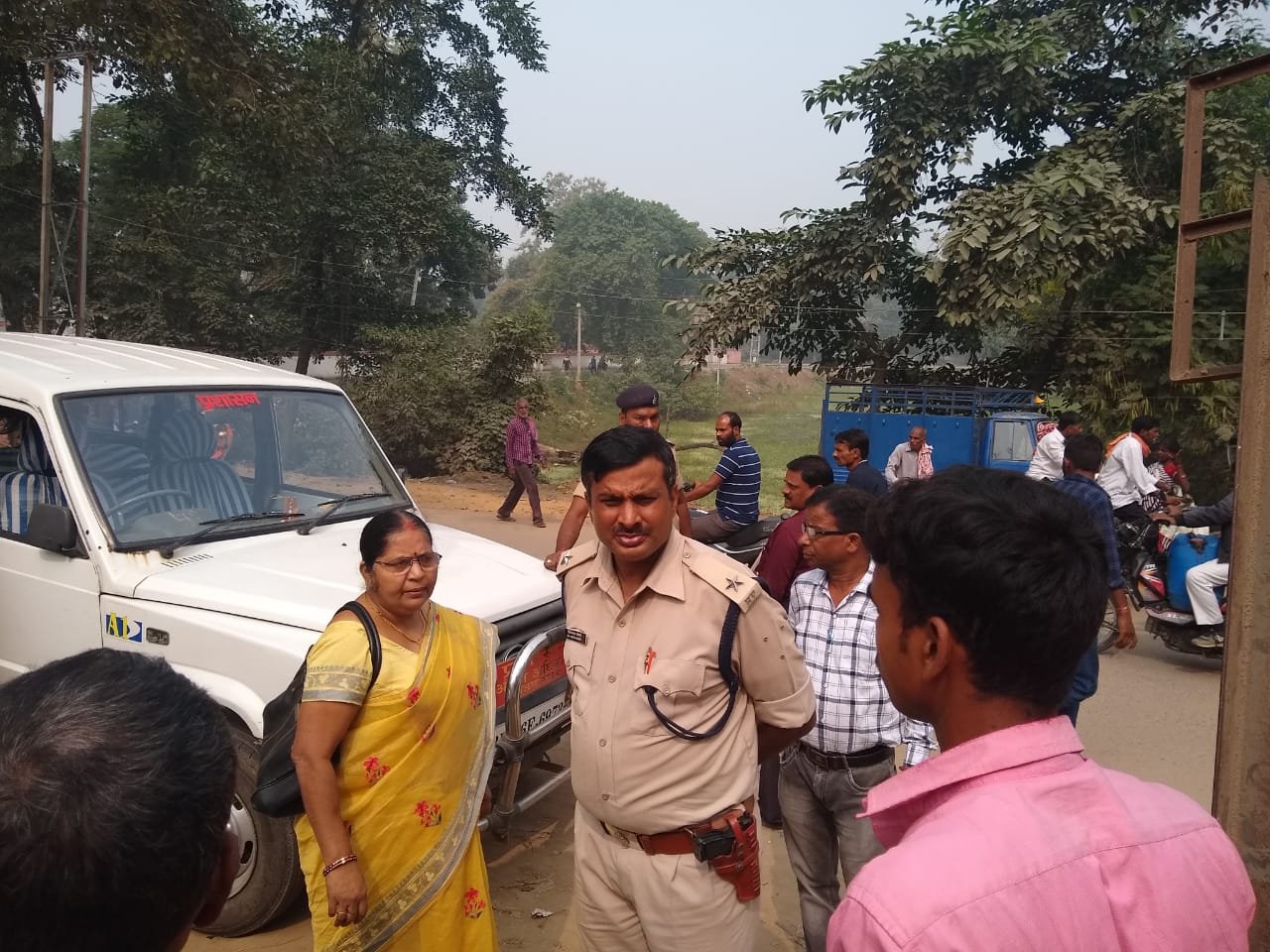 नहर पुल के पास से हटवाई गई छोटी वाहनें