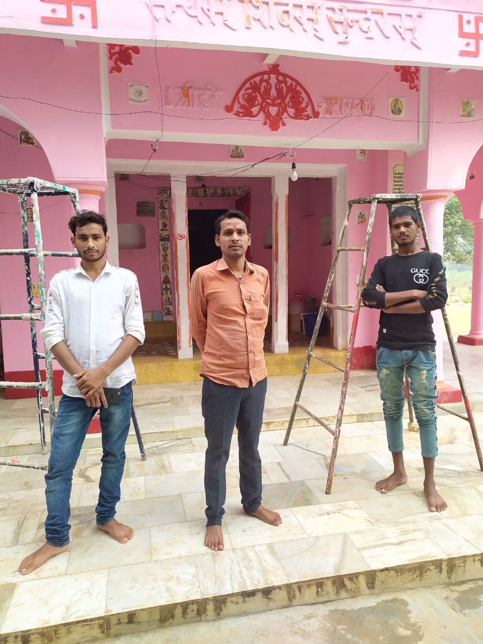 मंदिर का कराया जा रहा है रंग   रोगन