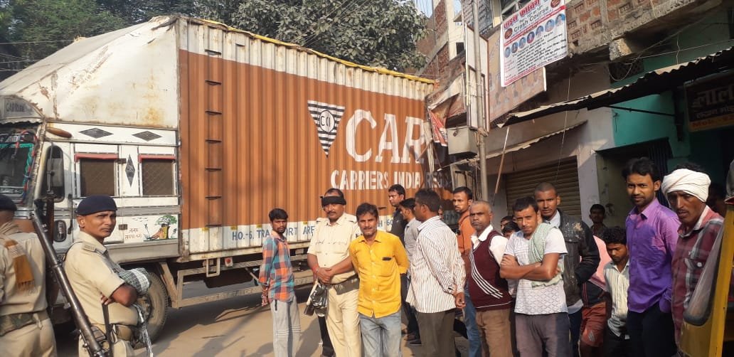 चार घंटे से भी अधिक समय तक फंसा रहा ट्रक, सड़क रहा जाम