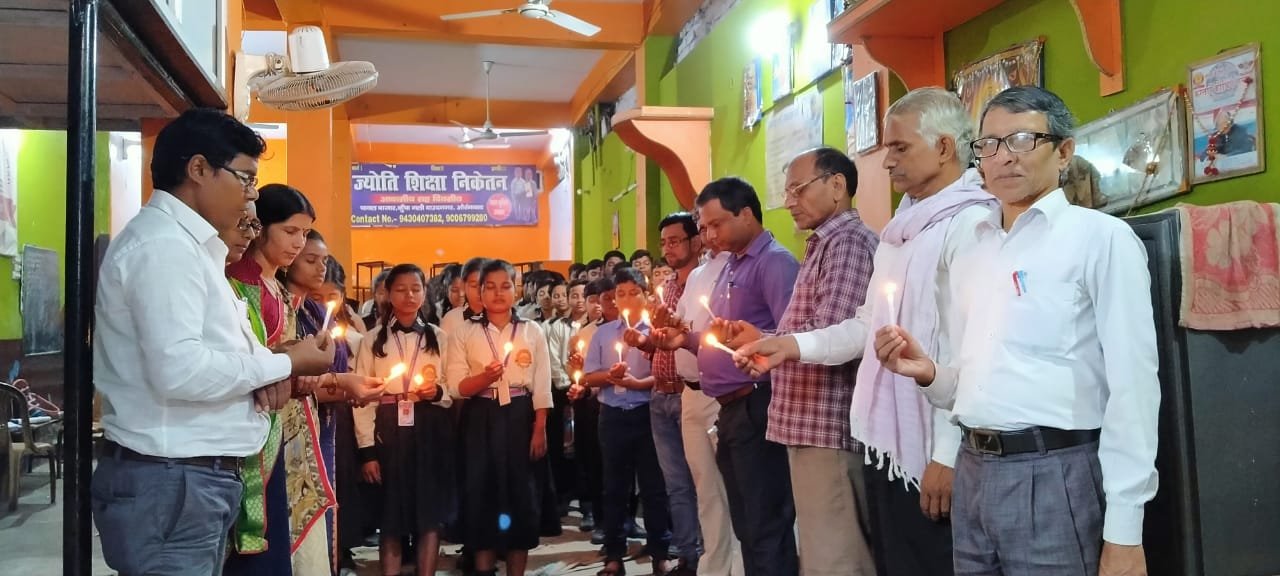 कैंडिल जलाकर दी गई श्रद्धांजलि वशिष्ठ नारायण सिंह को