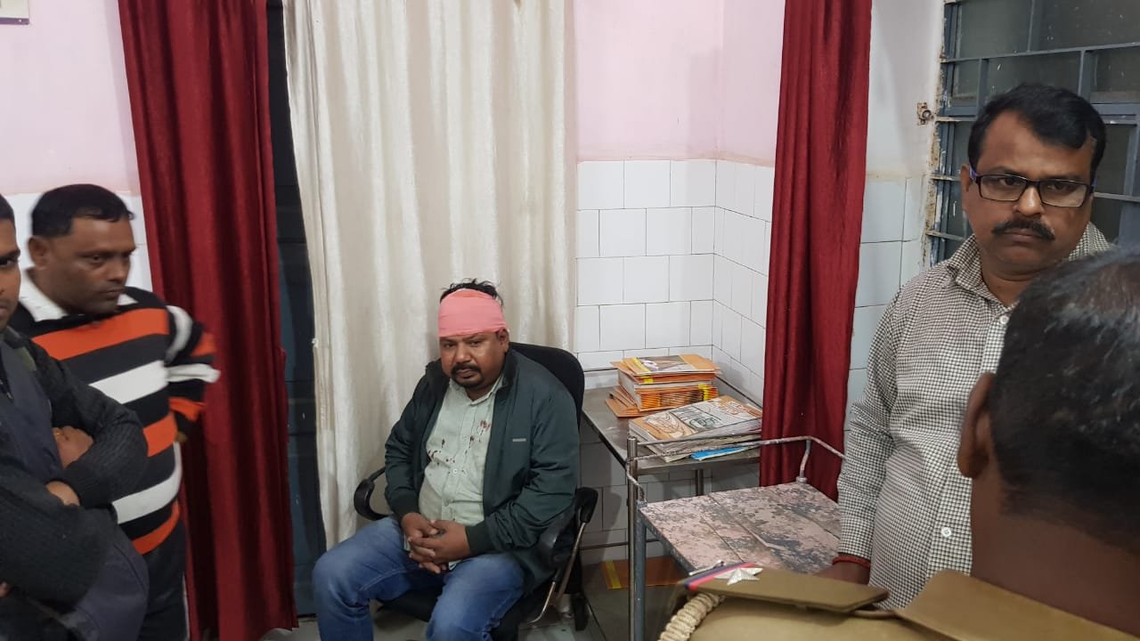 सड़क दुर्घटना में चिकित्सक हुए घायल किया गया रेफर