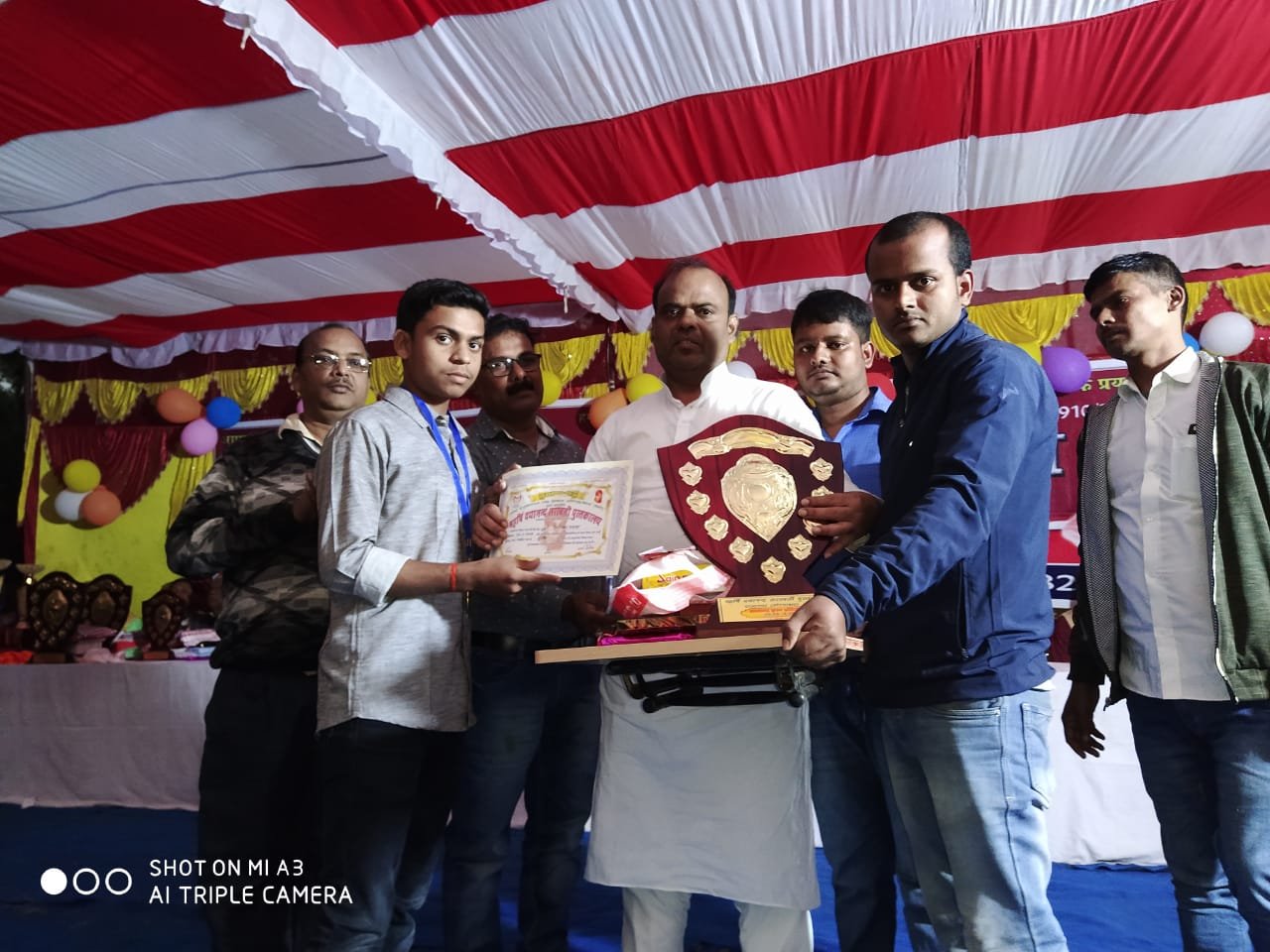 शुभम चौरसिया व विकास बने टॉपर, अपने बच्चों को जरूर बनाएं शिक्षित