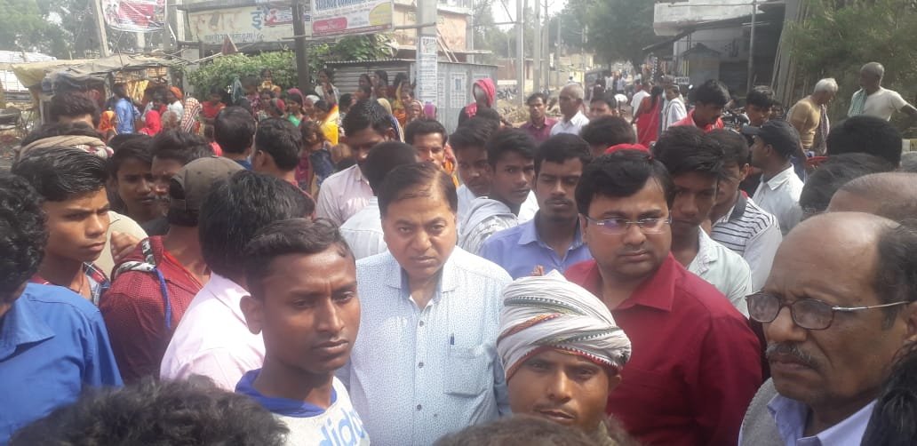 मुआवजे की मांग को लेकर करीब एक घंटे से भी अधिक समय तक सड़क रहा जाम