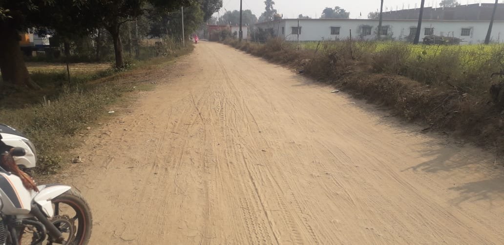 तीन किलोमीटर कच्ची सड़क से चलना है मुश्किल