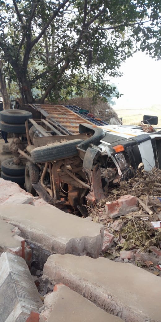 रेलिंग तोड़ पलटा ट्रक,कोई हताहत नहीं