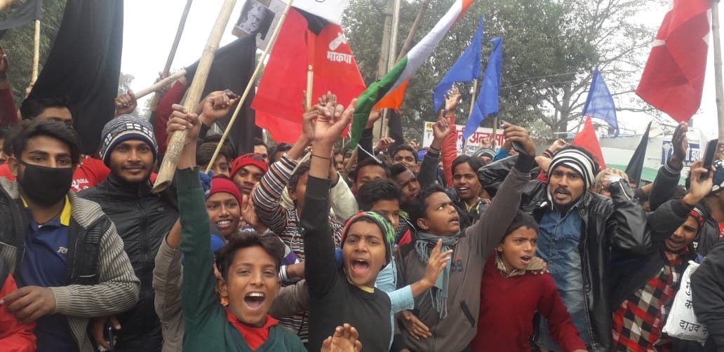 सीएए व एनआरसी कानून के विरोध में किया गया चक्का जाम।