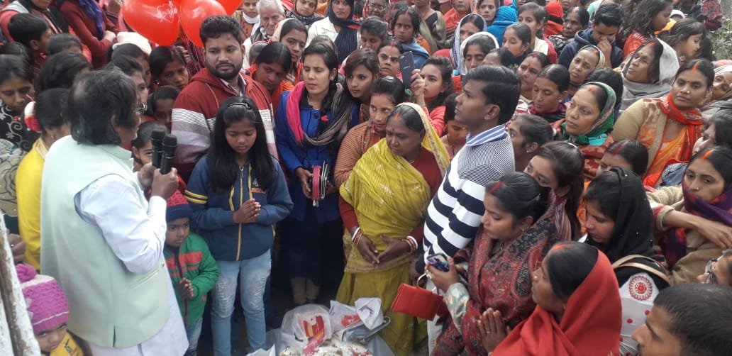 धूमधाम से मनाया गया क्रिसमस का त्योहार, की गई प्रार्थना सभा