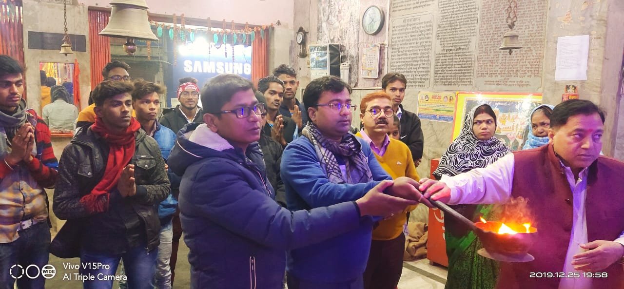 कलाकारों की टीम को हरी झंडी दिखाकर किया रवाना