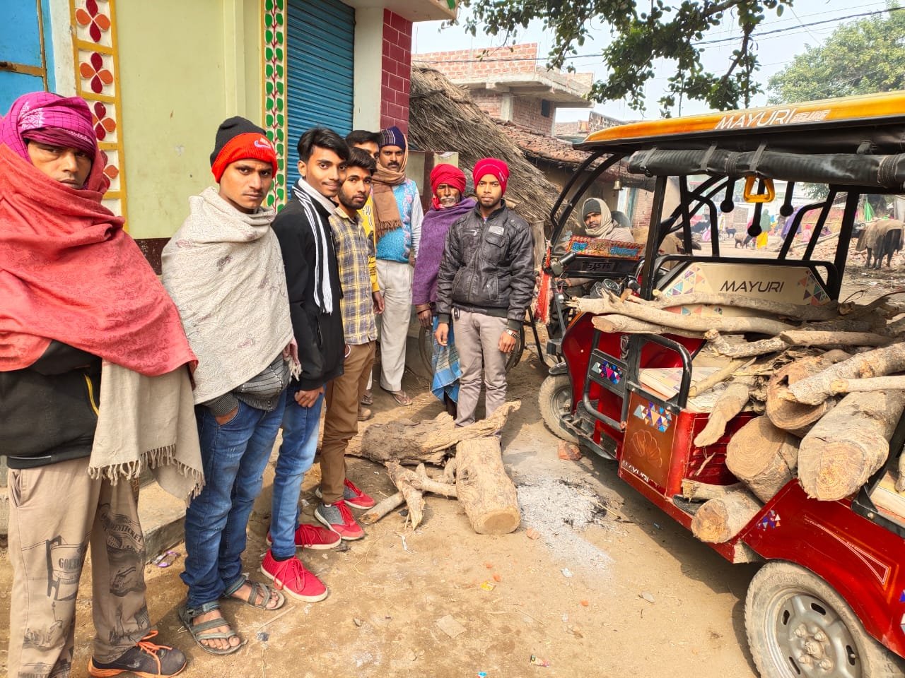 समाजसेवी ने की अलाव की व्यवस्था।