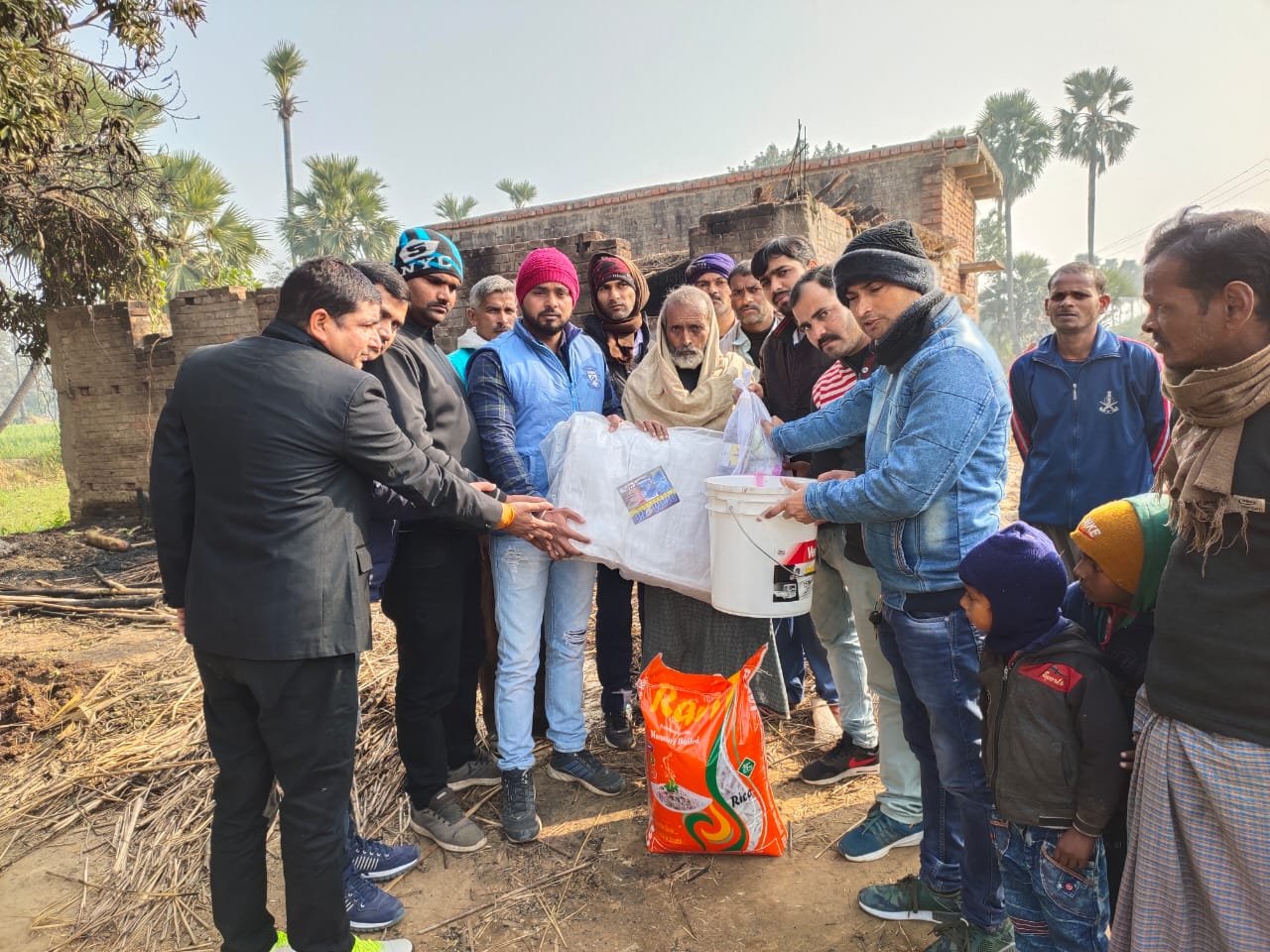 आग से हजारों की संपत्ति जली ,समाजसेवी ने की मदद