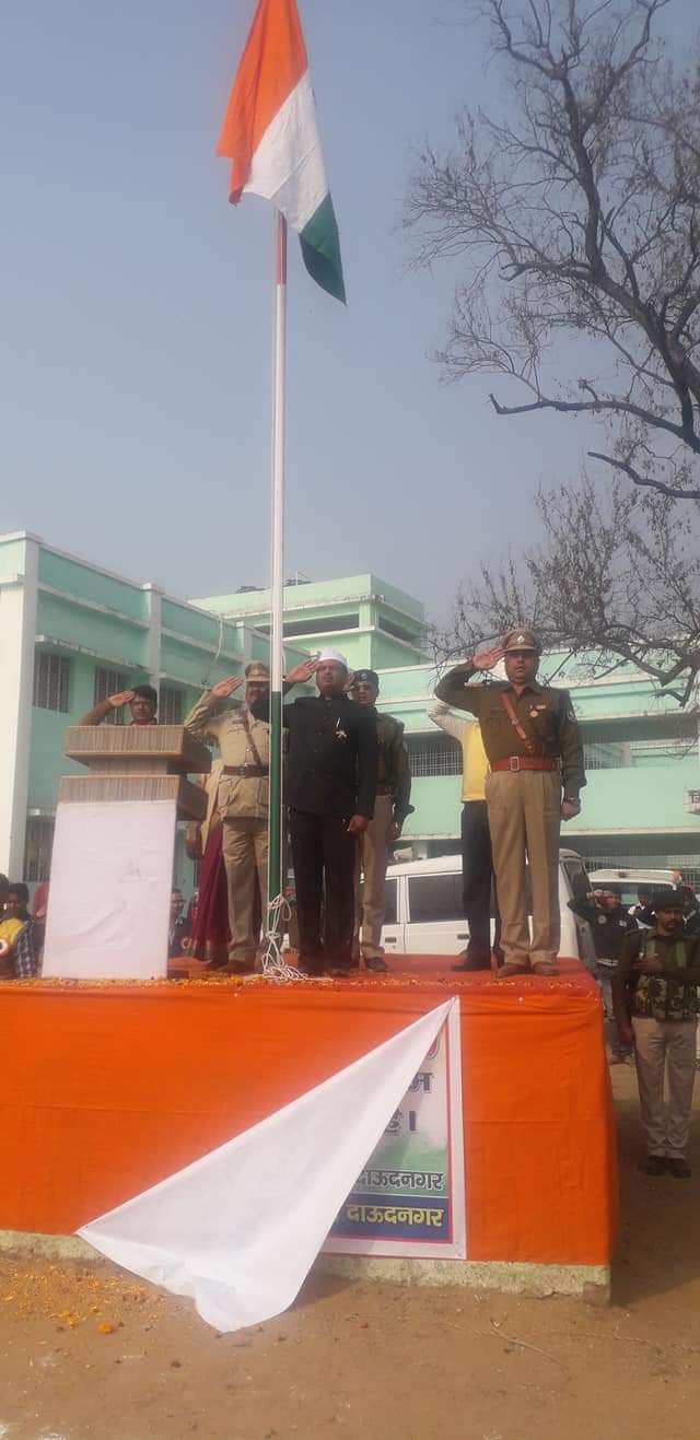 परेड ग्राउंड में हुआ मुख्य समारोह ,प्रभारी एसडीओ ने किया झंडोत्तोलन