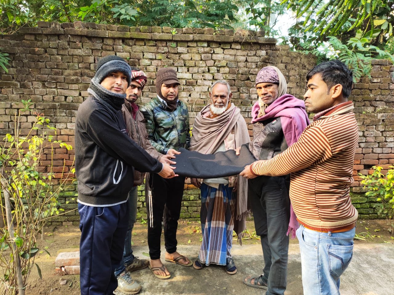 गरीबों एवं जरूरतमंदों के घर जाकर प्रदान किया कंबल