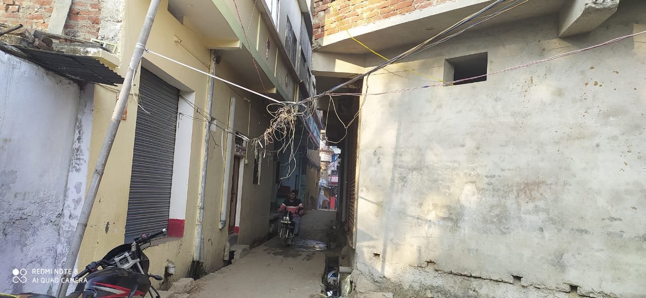 गली में झूल रहे तार, नहीं गाड़ा गया बिजली पोल