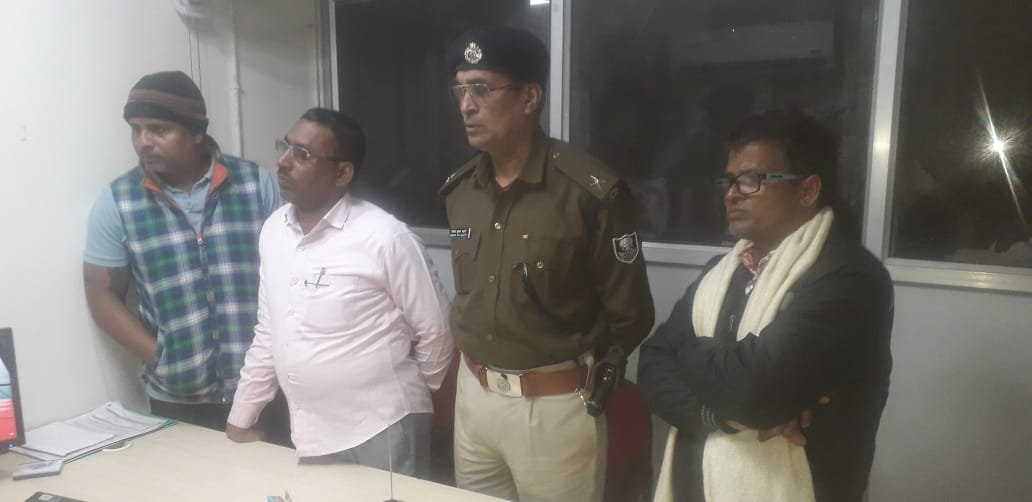 तीन स्थानों से लाखों रुपए की संपत्ति चोरी, विरोध में सड़क जाम।